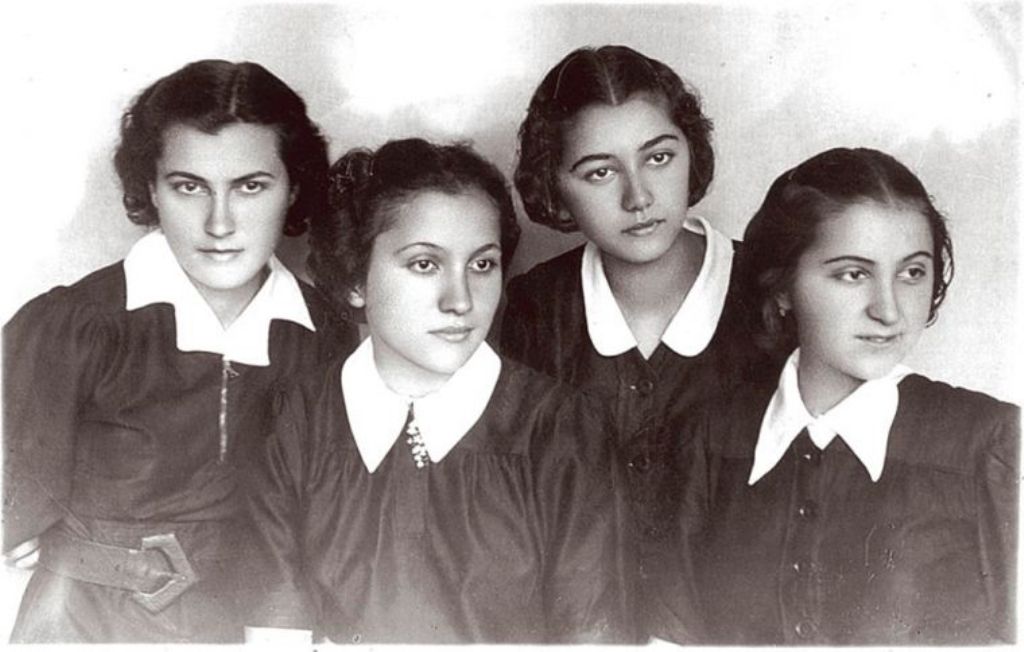 Даворјанка Пауновић и Вера Милетић (у средини, слева надесно) са другарицама